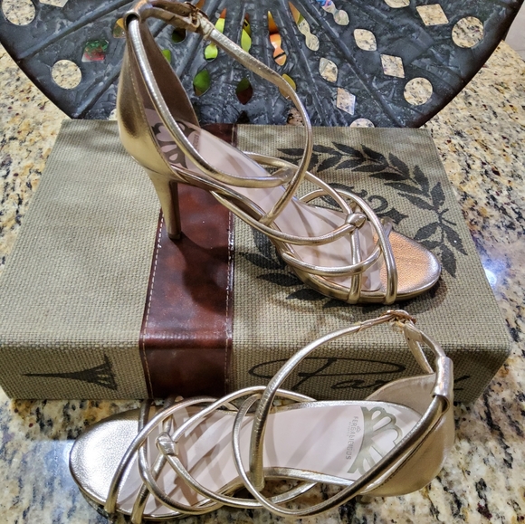 Shoes - Picture 2 of 4